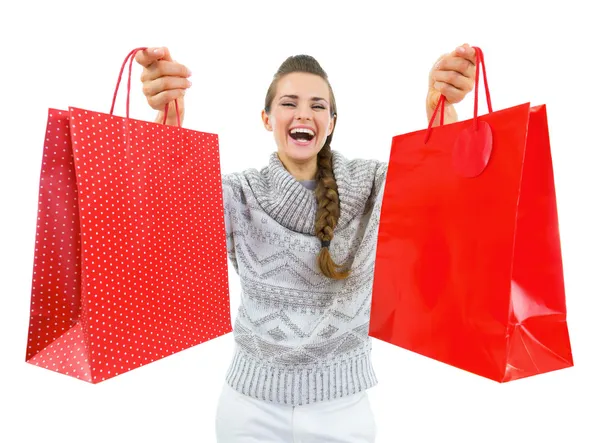 Mujer joven feliz en suéter mostrando bolsas de compras de Navidad — Foto de Stock