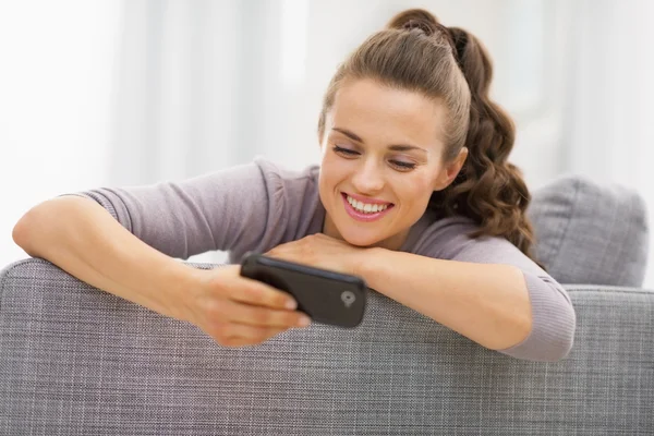 Mulher com telefone celular — Fotografia de Stock