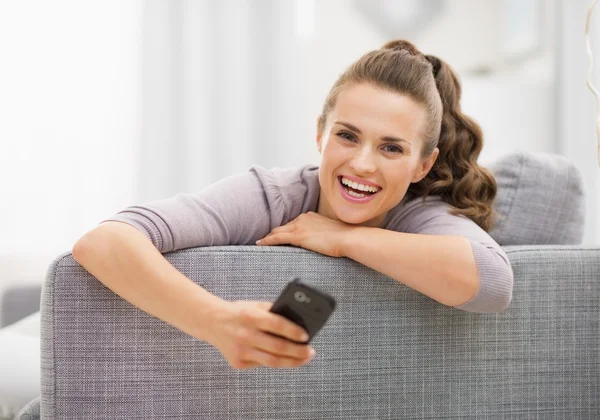 Vrouw met mobiele telefoon — Stockfoto