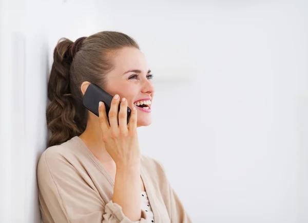 Vrouw met mobiele telefoon — Stockfoto