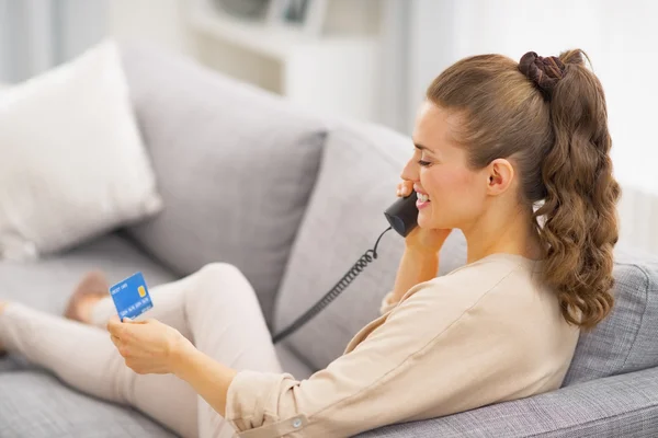 Femme avec carte de crédit et téléphone — Photo