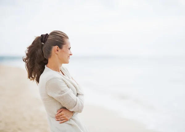 Femme en pull sur la plage solitaire — Photo