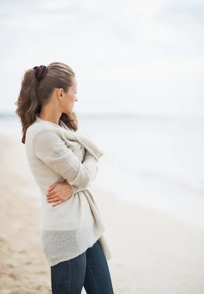 Kvinna i tröja på lonely beach — Stockfoto