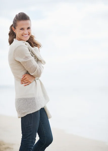 Женщина в свитере на одиноком пляже — стоковое фото