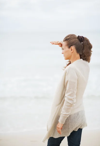 Femme en pull sur la plage solitaire — Photo