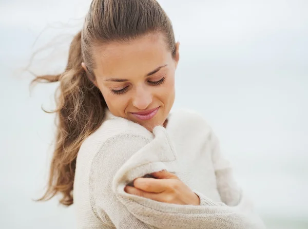 Jonge vrouw in trui — Stockfoto