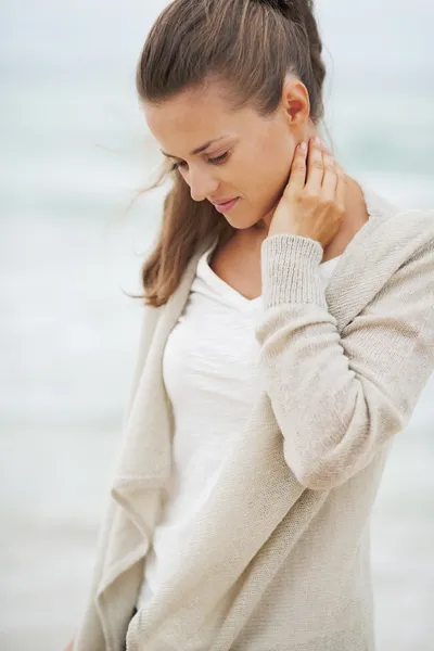 在寂寞的海滩上的毛衣的女人 — 图库照片