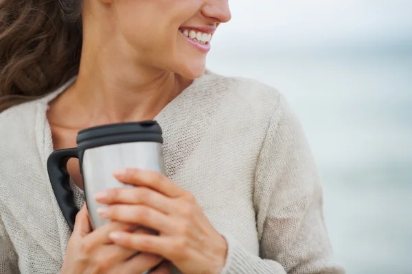 여자 컵 해변에 스웨터 — 스톡 사진