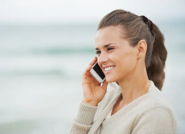 Mujer en suéter en la playa solitaria — Foto de Stock