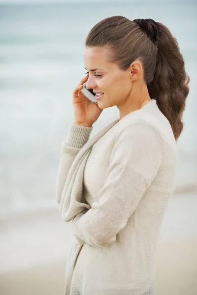 Donna in maglione sulla spiaggia solitaria — Foto Stock