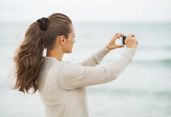 Kvinna i tröja på lonely beach — Stockfoto