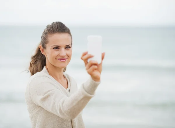 Donna in maglione sulla spiaggia solitaria — Foto Stock