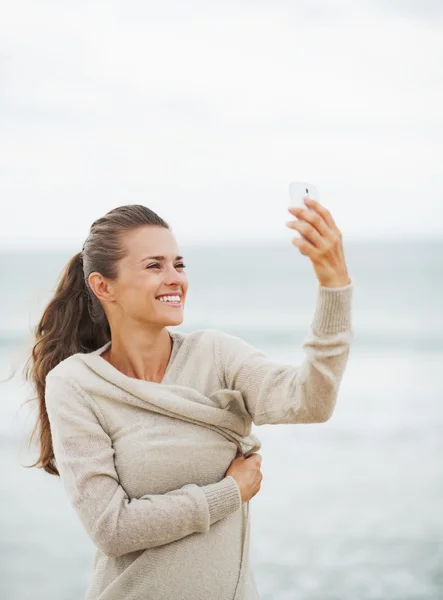 Frau im Pullover am einsamen Strand — Stockfoto