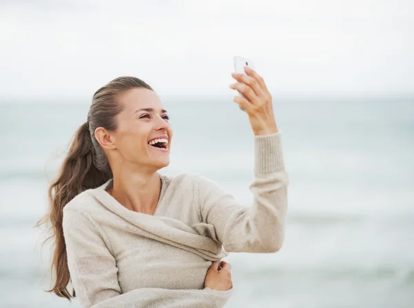 Mujer en suéter en la playa solitaria —  Fotos de Stock