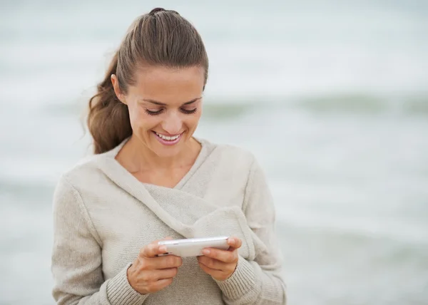 Femme en pull sur la plage solitaire — Photo