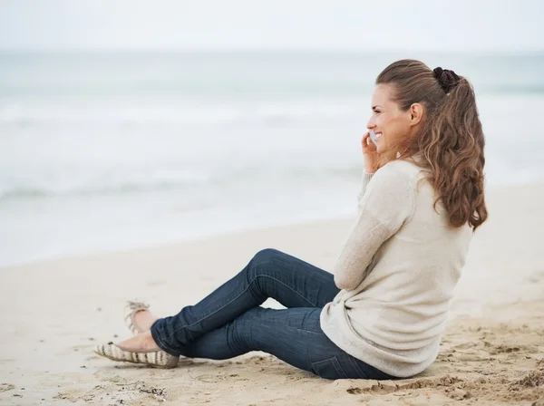 Kvinna i tröja på lonely beach — Stockfoto