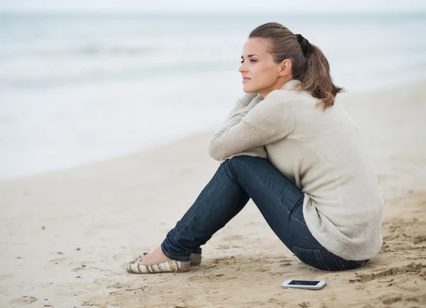 Femme en pull sur la plage solitaire — Photo