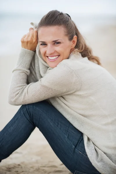 Mujer en suéter en la playa solitaria — Foto de Stock