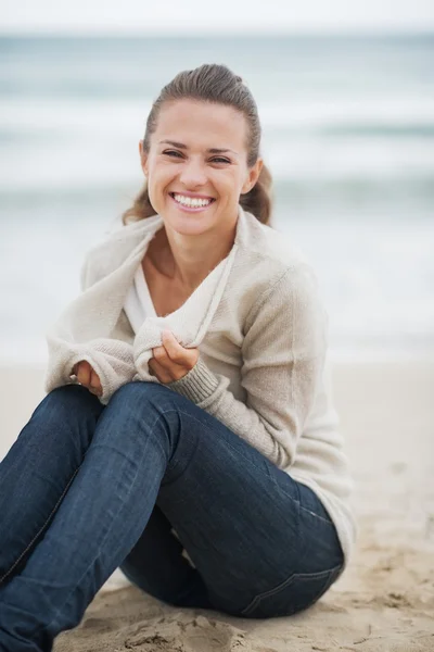 Женщина в свитере на одиноком пляже — стоковое фото