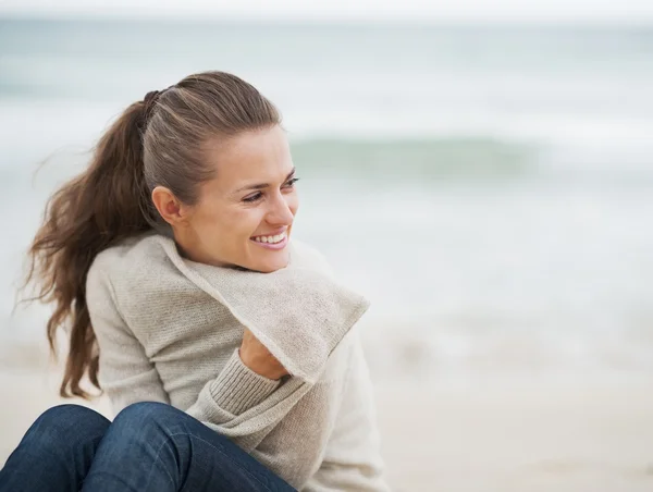 Kvinna i tröja på lonely beach — Stockfoto