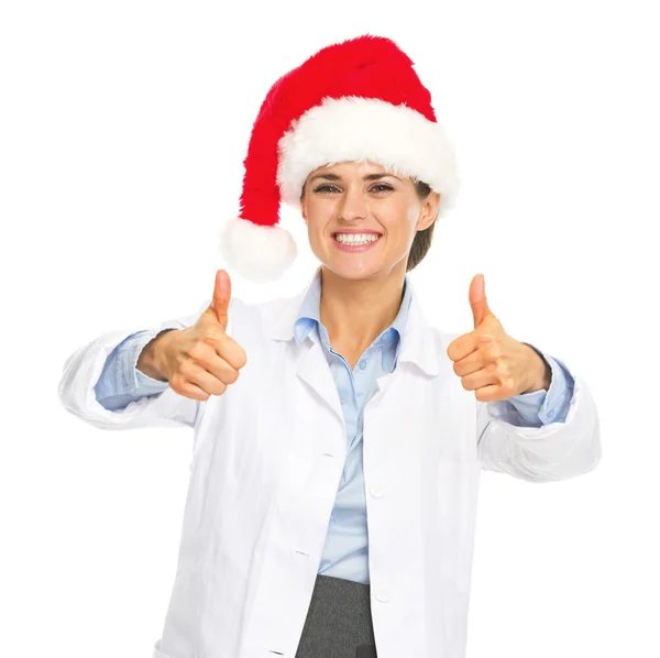 Femme médecin souriante dans le chapeau de Père Noël montrant pouces vers le haut — Photo