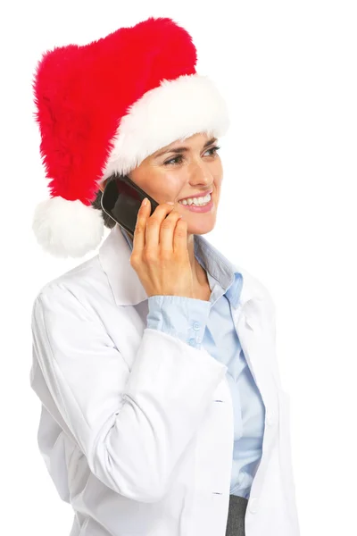 Счастливая женщина-доктор в шляпе Санты говорит по мобильному телефону — стоковое фото