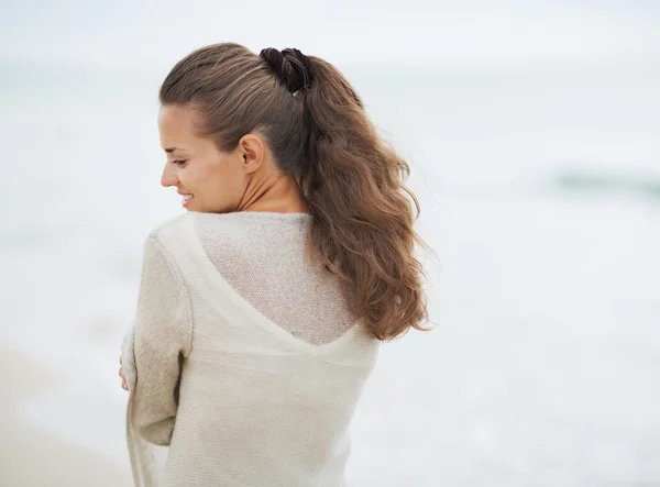 Retrato de mujer joven en suéter en la playa solitaria — Foto de Stock