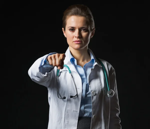 Mujer doctora apuntando en cámara aislada en negro —  Fotos de Stock