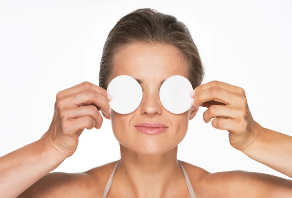 Woman holding cotton pads in front of eyes — Stock Photo, Image