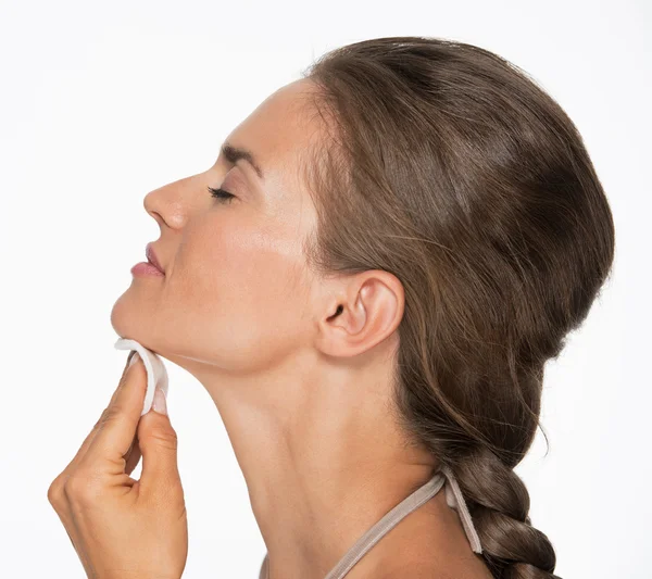 Happy woman using cotton pad to remove makeup — Stock Photo, Image