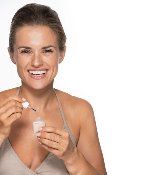 Mujer joven feliz usando esmalte de uñas — Foto de Stock