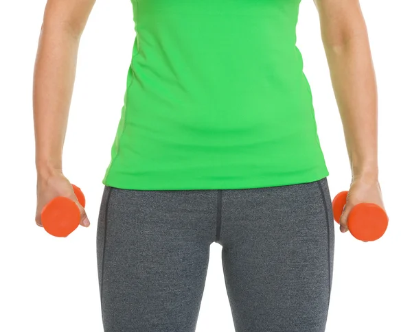 Zbliżenie na fitness kobieta trzymając hantle — Zdjęcie stockowe
