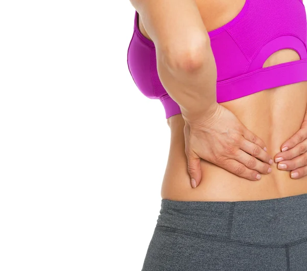 Крупный план фитнеса у молодой женщины болит спина — стоковое фото