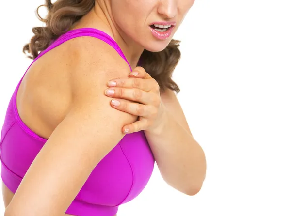 Primer plano de la mujer fitness que tiene dolor en el hombro — Foto de Stock