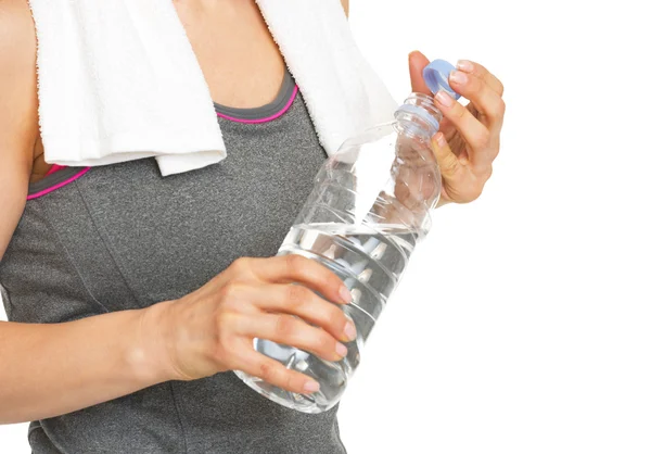 Primo piano su bottiglia d'acqua in mano di giovane donna sana — Foto Stock