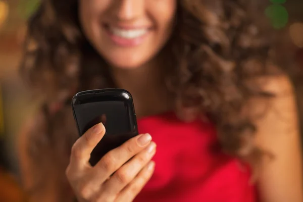 Vrouw die mobiele telefoon gebruikt — Stockfoto