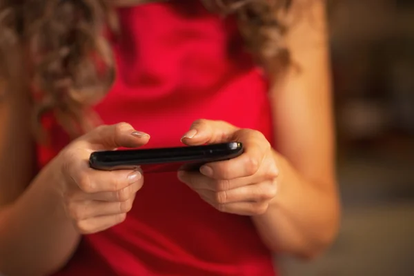 Primer plano de la mujer en vestido rojo escribiendo sms —  Fotos de Stock