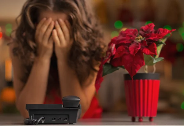 Fechar no telefone e mulher estressada no fundo — Fotografia de Stock