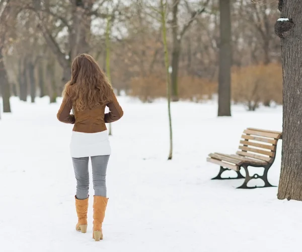 Femme en hiver à l'extérieur — Photo