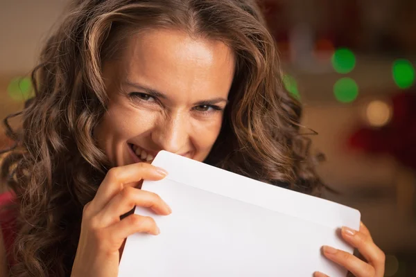 Mulher lambendo envelope — Fotografia de Stock