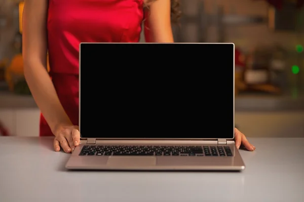 Fechar na tela em branco laptop mostrando por mulher em vestido vermelho em — Fotografia de Stock