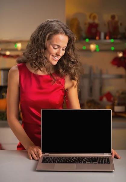 Mulher usando laptop — Fotografia de Stock