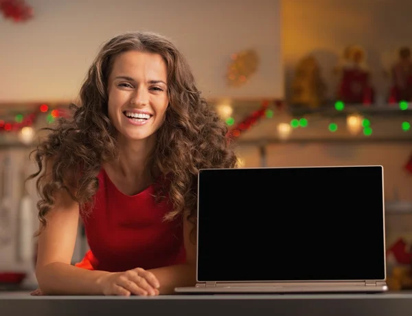 Dizüstü bilgisayar kullanan kadın — Stok fotoğraf