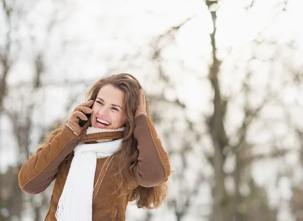 Femme en hiver à l'extérieur — Photo