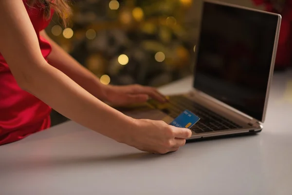 Closeup της πιστωτικής κάρτας στο χέρι της γυναίκας που κάνει τα Χριστούγεννα σε απευθείας σύνδεση — Φωτογραφία Αρχείου