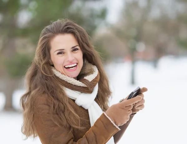 Kvinna med mobiltelefon — Stockfoto