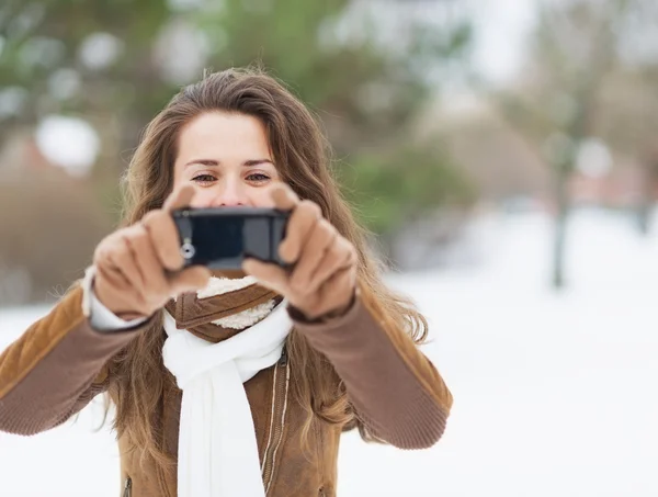 Woman using cell phone — Stock Photo, Image