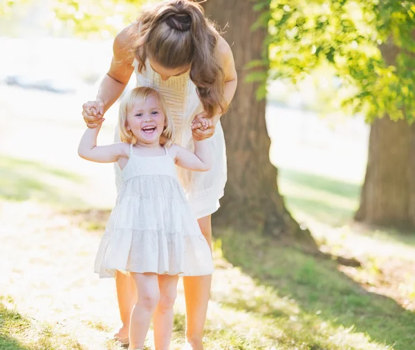 Portret van glimlachende baby en moeder — Stockfoto