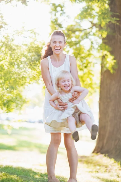 mutlu anne ve bebek dışarıda eğleniyor