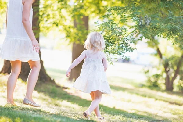 Moeder en baby die in bos loopt — Stockfoto